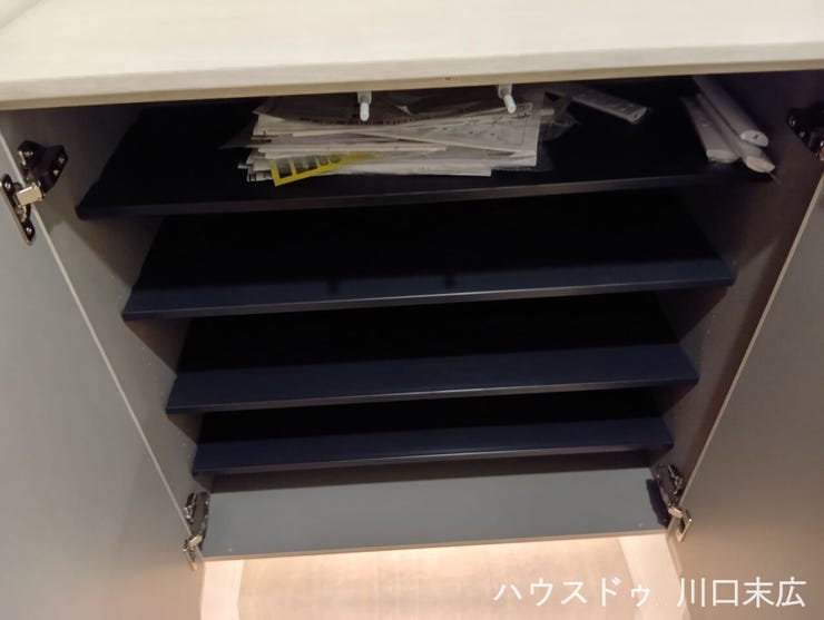 豊富な収納力を備えたシューズボックス。様々なサイズの靴をスマートに整理でき、エントランス空間を常に美しく保つことができます。