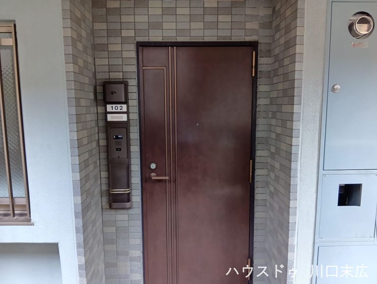 重厚感のある玄関ドアがプライバシーを守り、安心感を提供するエントランス。住まいの顔として、帰宅するご家族を優雅に迎え入れます。