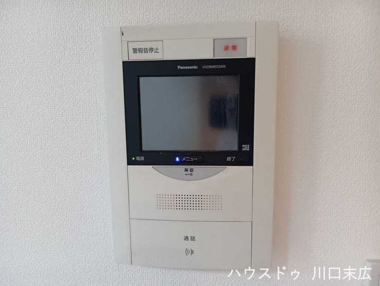 室内から来訪者の顔と声を確認できるモニター付きインターホン。不要な訪問者への対応を抑え、毎日の暮らしに確かな安心感をもたらす防犯設備です。