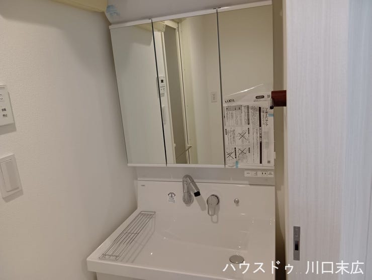 大きな鏡と使い勝手の良いボウルを備えた洗面化粧台。機能的な収納スペースですっきりと整理でき、日々の身支度やお手入れを快適にサポートします。