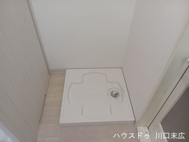 室内設備として防水パンを標準装備した洗濯機置場。万が一の水漏れリスクを軽減し、毎日のランドリーワークを安全かつスムーズに行えるよう配慮されています。