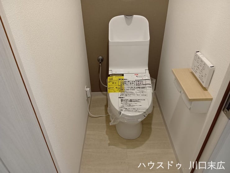 プレーンなフォルムの便器を採用した温水洗浄便座付きのトイレ空間。凹凸の少ないすっきりとしたデザインで、日々の拭き掃除などのメンテナンスも容易です。
