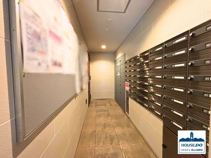 共用ポストと、不在時でも荷物の受け取りが可能な宅配ボックスです。