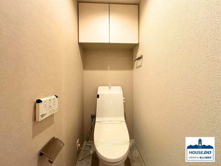 収納に困らない、実用的な棚付きトイレ。トイレットペーパーや芳香剤などをスッキリ収納でき、見た目も清潔感たっぷり。毎日のトイレ時間が、ちょっとした癒しのひとときに。