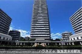 【外観】
青空に映える堂々とした佇まい。開放感ある景観と洗練された街並みが、上質な暮らしを演出します。