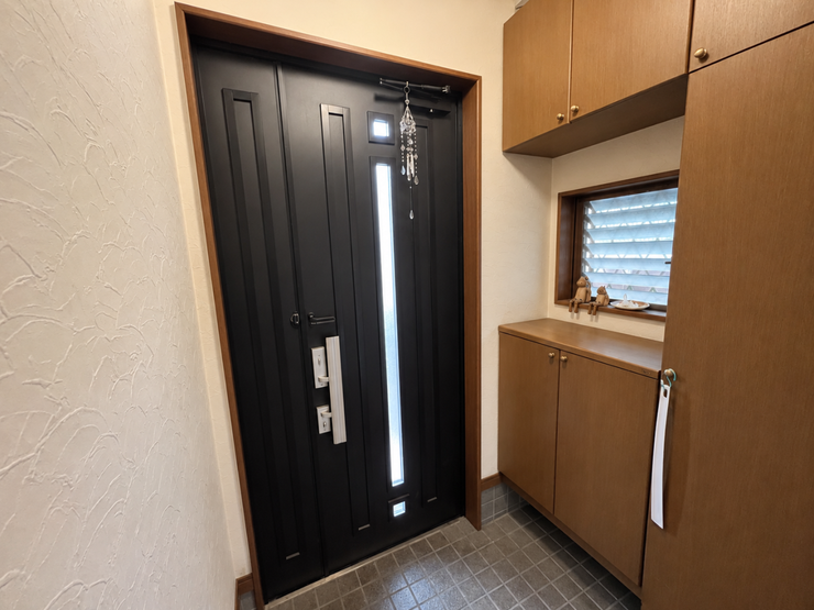 ◇シューズBOXが充実した玄関!
※掲載写真は実際の室内を撮影したもので、一部生活小物等をAI加工により補正しています。