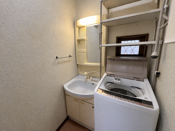 ◇洗面所
→身支度やお手入れしやすい洗髪洗面化粧台♪
※掲載写真は実際の室内を撮影したもので、一部生活小物等をAI加工により補正しています。