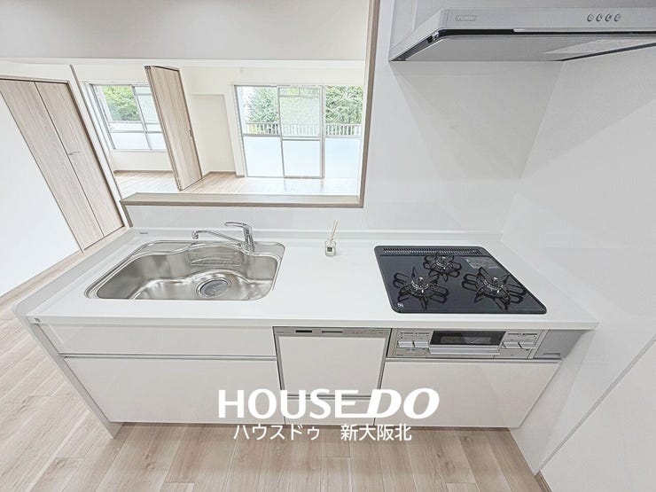 ■ご家族との会話が楽しめる対面式のシステムキッチン!
■料理をしながらテレビを見たり、お子さまの様子を見守ることもできますよ!
■毎日のお料理が楽しくなりそうですね!