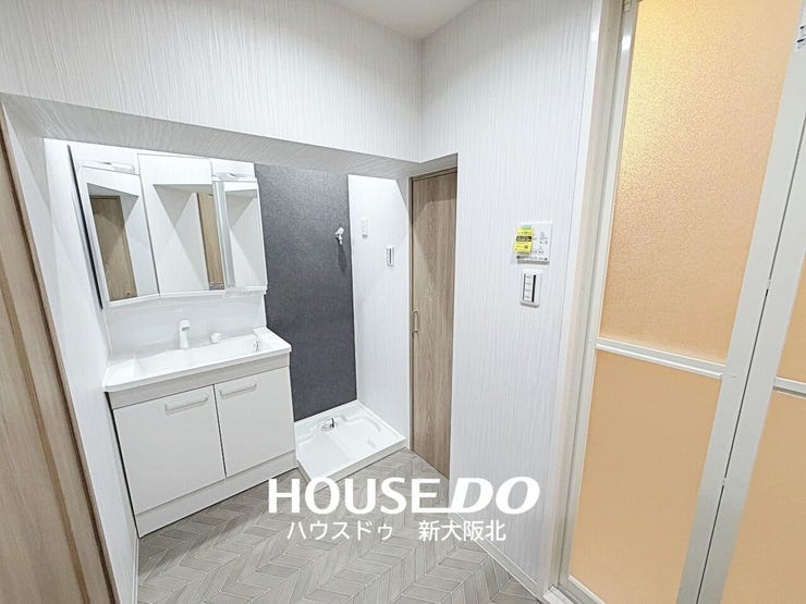 ■嬉しい三面鏡の洗面台!
■三面鏡は鏡の角度を変えることで様々な角度からメイクやヘアスタイルを確認することができるので、整容もはかどります!