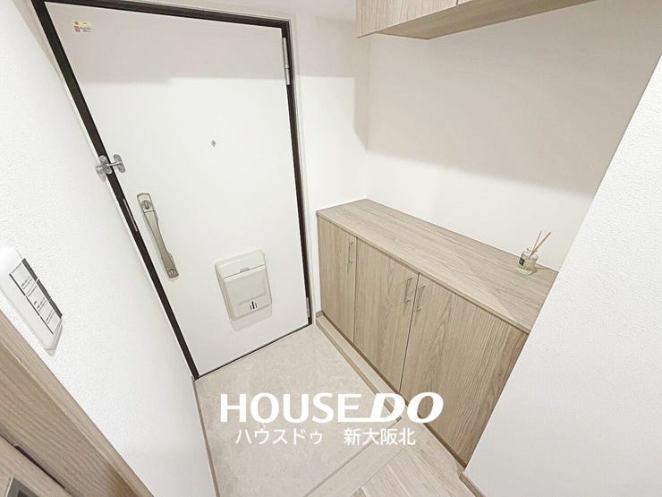 ■玄関には上下に収納を備え、靴や小物をすっきり整理できます♪
■カウンター部分は、お花や写真などを飾るスペースとしても活用できます!