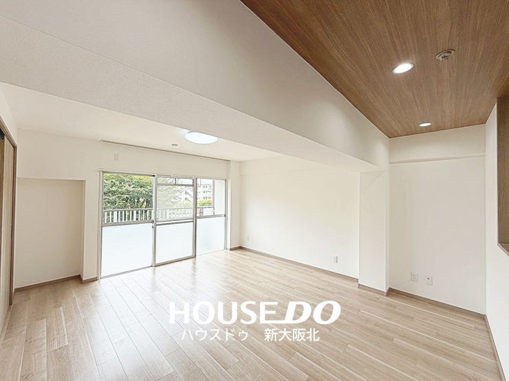 ■木目調のアクセント天井が目を引く、開放感のあるリビング♪大きな窓から光を取り込み、明るく心地よい空間に仕上がっています!