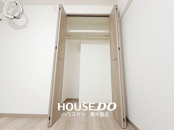 ■上下に設けられた横長の窓から自然光を取り込める洋室♪
■外からの視線にも配慮しながら、明るさを確保できる窓配置です!