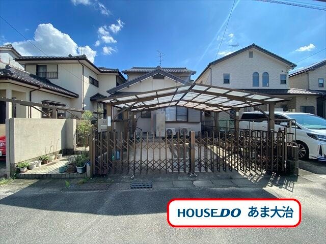 和室と洋室を兼ね備えた邸宅。南向きで日当たり良好。トイレも両フロアにあるので混み合う時間帯も安心ですね。