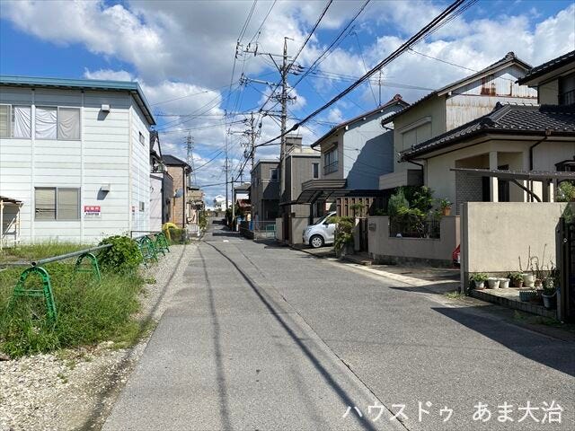 幅員約5mの前面道路です。車がすれ違える道幅です。車1台とベビーカーですれ違っても余裕のある道幅は安心ですね。