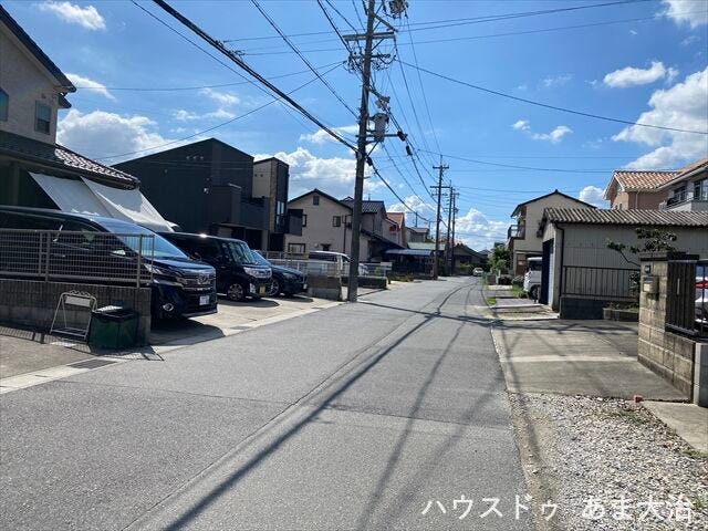 幅員約5mの前面道路です。車がすれ違うのに安心な道幅です。道幅が広すぎると交通量が増えてしまうのも心配ですので、理想的な道幅なのかもしれませんね。