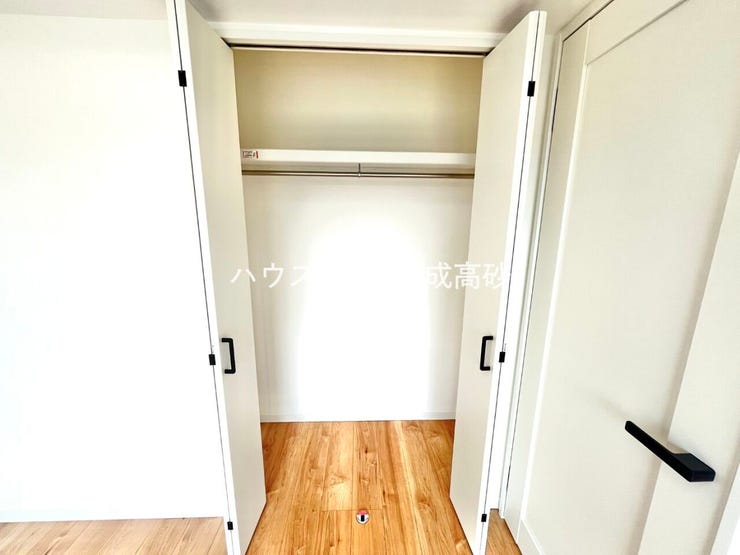 大型のクローゼットです!
これだけの収納力があれば部屋もスッキリ保てますよ!