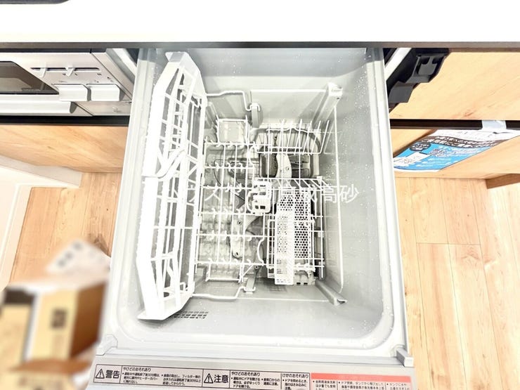 家事の時短に効果大の食洗器付き。高温でパワフルに洗い、温風乾燥します。手洗いよりも節水・節約が可能です。一度使うと手放せないですよ!
