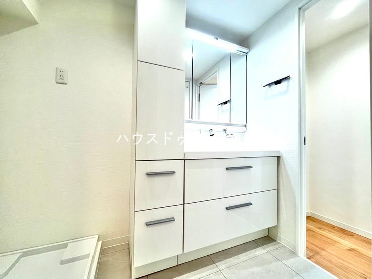 十分な大きさの洗面台は収納もさる事ながら、身だしなみチェックや歯磨きなど、朝の慌ただしい時間でもゆとりあるスペースで余裕を感じていただけます。