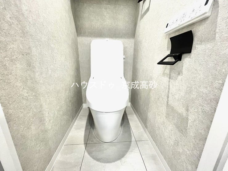 お掃除しやすい素材と機能にこだわったトイレはいつまでもキレイが続きます。少ない水量で洗浄できる、環境にもお財布にもやさしいエコなトイレです。