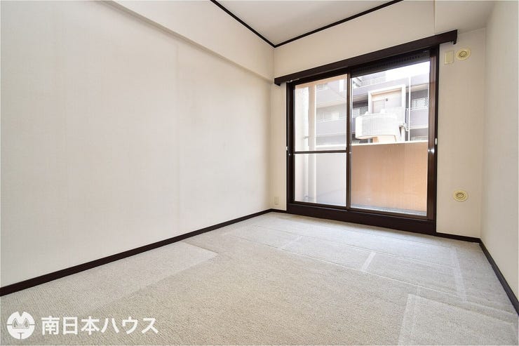 稲荷町 ライオンズマンション稲荷町 【洋室】南向きのバルコニーに面した洋室です！床は絨毯敷きになっています！