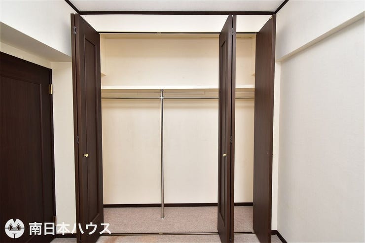 稲荷町 ライオンズマンション稲荷町 【洋室収納】枕棚にハンガーパイプ付きです♪