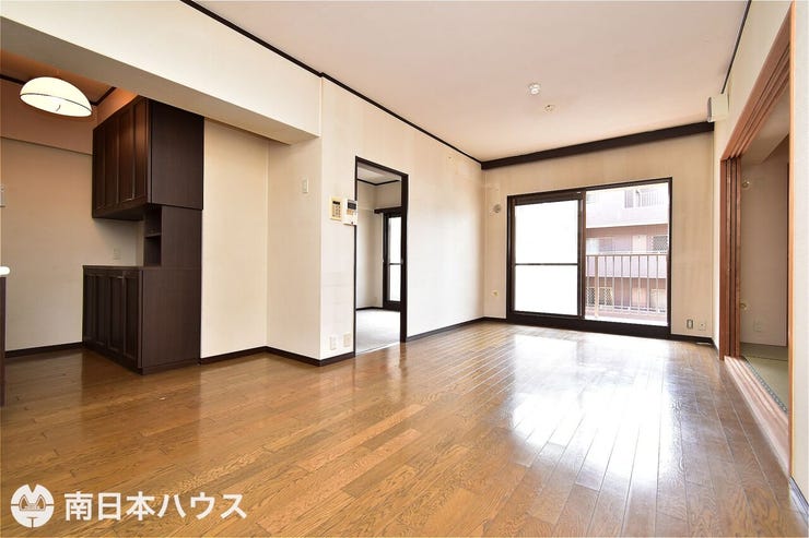稲荷町 ライオンズマンション稲荷町 【リビング】南向きのバルコニーに面した明るい室内です！クリーニング済みで即入居可能です♪
