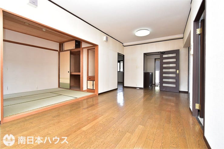 稲荷町 ライオンズマンション稲荷町 【リビング】南向きのバルコニーに面した明るい室内です！令和8年8月にハウスクリーニング済み！