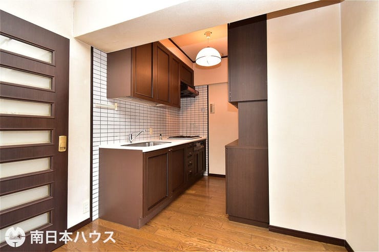 稲荷町 ライオンズマンション稲荷町 【キッチン】独立キッチンに近い配置で熱や匂いがリビングへと行きにくい作りになっています♪
