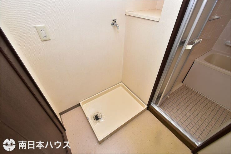 稲荷町 ライオンズマンション稲荷町 【洗濯機置き場】洗濯パン付きでもしもの水漏れの際にも被害の軽減になります♪