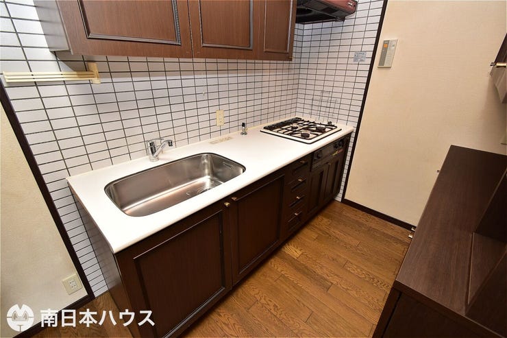 稲荷町 ライオンズマンション稲荷町 【キッチン】吊戸棚付きのシステムキッチン！都市ガス仕様のガスコンロです♪
