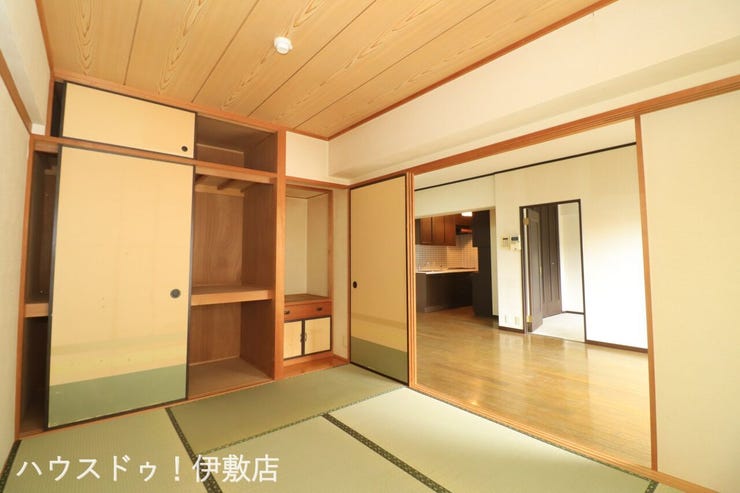 【和室6帖】
押入付きで布団など楽々収納可能です