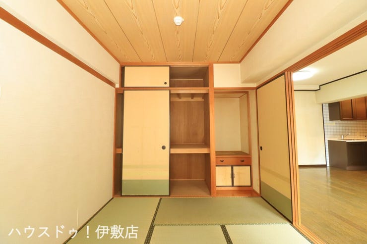 【和室6帖】
リビング隣接で子供の遊び場やお昼寝スペースなど色々な使い方が可能です