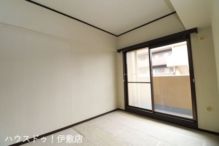 【洋室】
掃き出し窓があり、部屋の奥まで光が入りやすい洋室