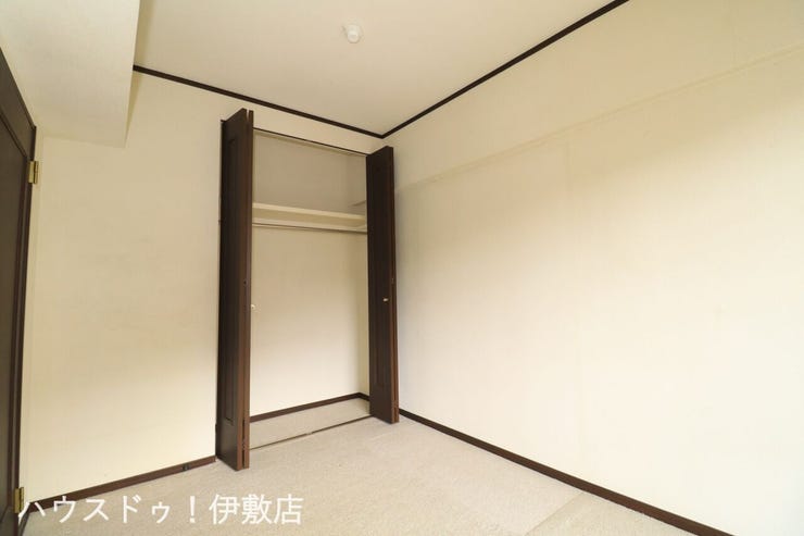 【洋室】
「他社で住宅ローンに落ちてしまった」「車のローンが残っている」など、住宅ローンでお困りの方はぜひ一度弊社までご相談ください。