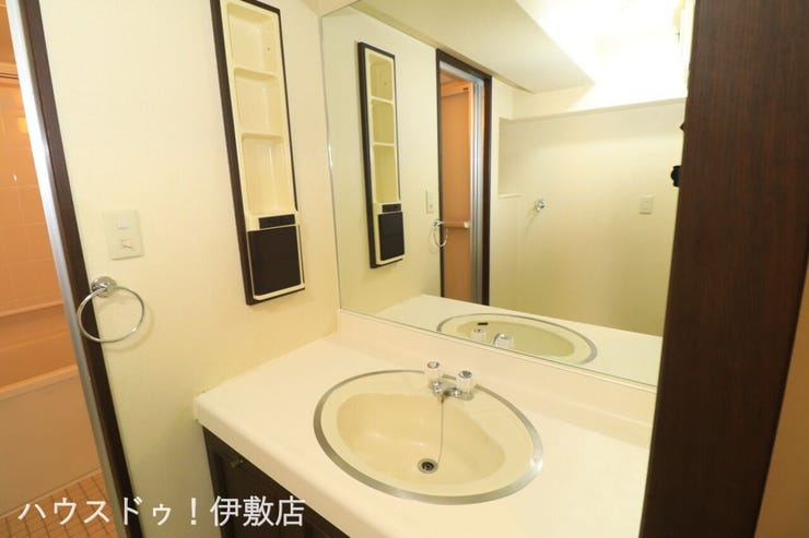 【洗面台】
広々とした洗面台。忙しい朝も横に並んで支度ができます