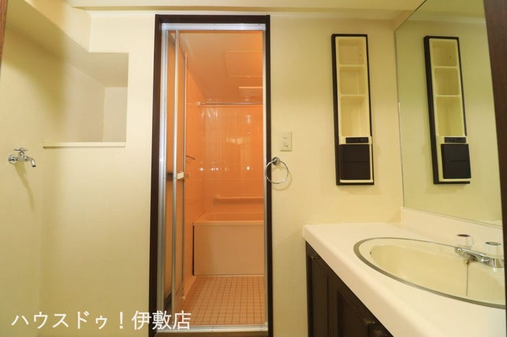 【洗面所】
洗濯機置場付きの洗面所。収納スペース付で洗剤など収納可能です
