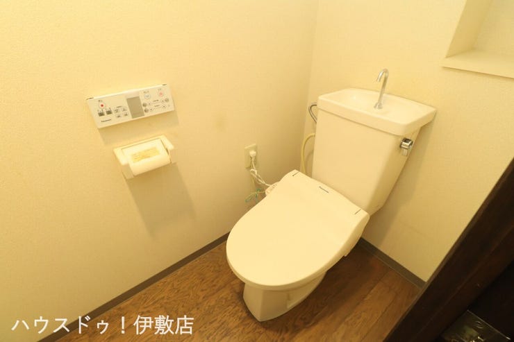 【トイレ】
ウォシュレット付きのトイレ。一人になれる安らぎの場所。