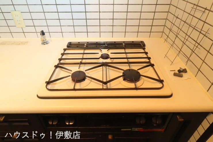 【三口ガスコンロ】
キッチンには三口ガスコンロを採用。IHでは物足りない方にはおすすめです
