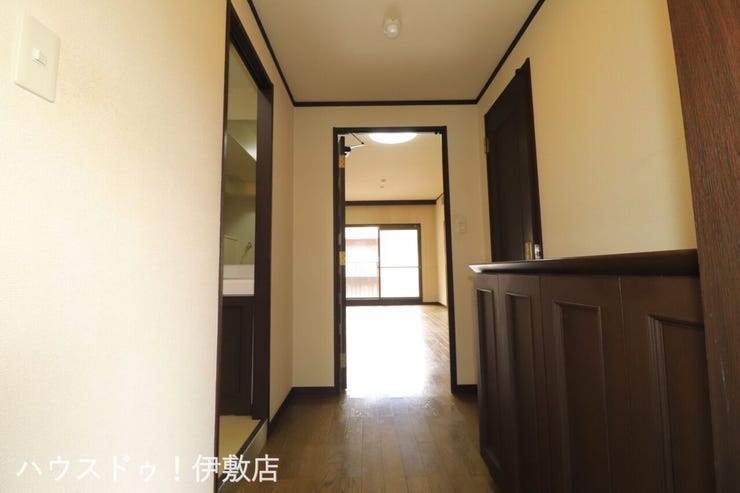 【玄関】
白いクロスに落ち着きのあるダークブラウン色の建具でしまりのある玄関