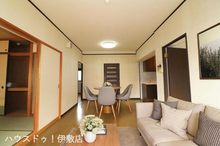 【リビング】
広々としたリビングダイニングは、隣接する和室を開放することで、さらに開放感が増します。家族の団欒や、趣味のスペースとして多様に使えます