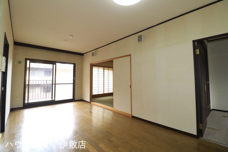 【リビング】
空き物件に付きご内覧可能です。ぜひ現地にて陽当たりや周辺環境をご確認ください