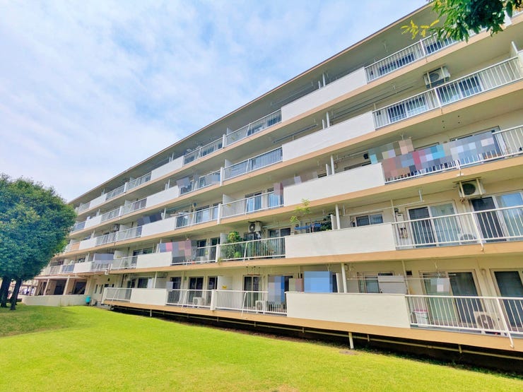 【外観】
横一列に並ぶバルコニーが印象的な住棟外観です。前面には手入れされた芝生が広がり、建物の周囲に開放感をもたらす緑豊かな環境です。