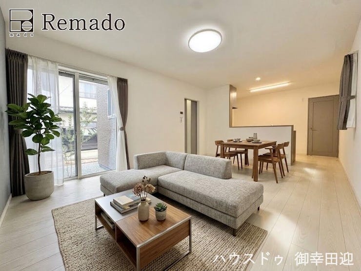 【リビング】
■家族の笑顔が集う中心地■お気に入りの家具を迎え、窓からは心地の良い光が差し込みます。※CGで家具を配置しています。