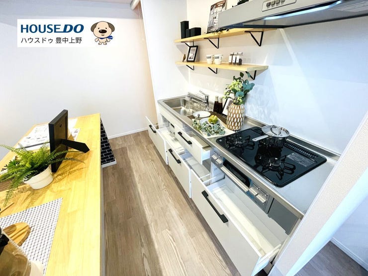 新調された清潔感あるシステムキッチン♪キッチン後ろには造作カウンター、隣には冷蔵庫や食器棚を収納できるパントリースペースがございます!