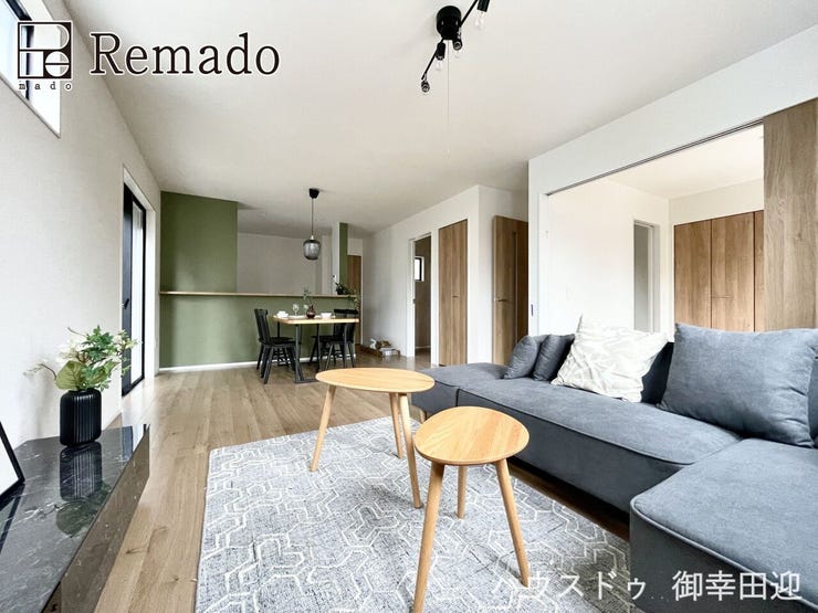 【リビング】
■家族の笑顔が集う中心地■お気に入りの家具を迎え、窓からは心地の良い光が差し込みます。※CGで家具を配置しています。