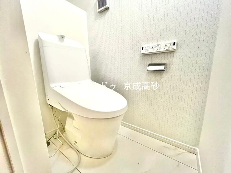 トイレは2か所ございますので、朝の込み合う時間帯も安心です!
来客時にも気兼ねなくご使用いただけます。