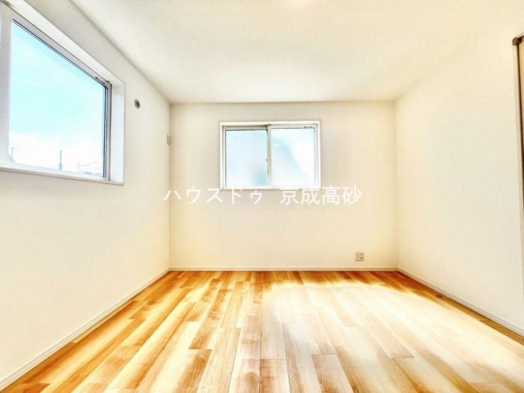 2面採光でとっても明るいお部屋です!
子供部屋としても良さそうです!
お日様の光がサンサンと入るお部屋は気持ちがいいですね!