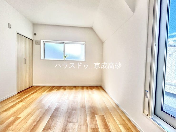 家族一人ひとりの大切なプライベート空間。趣味に合わせて使って頂けるようシンプルに仕上げてあります。暮らし心地を大きく左右する収納をしっかり確保した使い勝手のいいお部屋です。