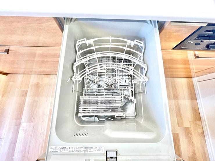 家事の時短に効果大の食洗器付き。高温でパワフルに洗い、温風乾燥します。手洗いよりも節水・節約が可能です。一度使うと手放せないですよ!
