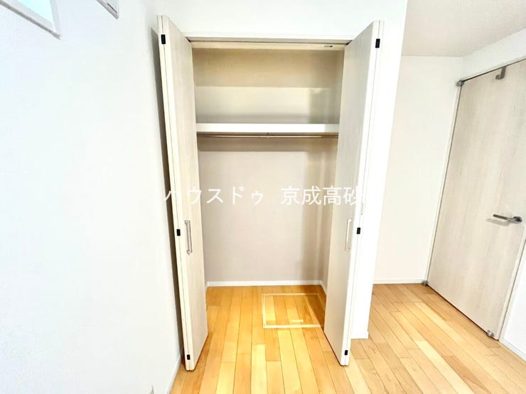 大型のクローゼットです!
これだけの収納力があれば部屋もスッキリ保てますよ!